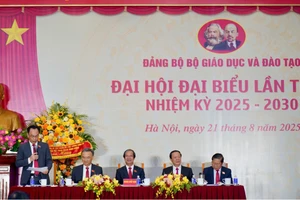 Đoàn Chủ tịch Đại hội.