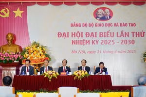 Đoàn Chủ tịch Đại hội.