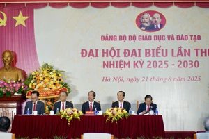 Đoàn Chủ tịch Đại hội.