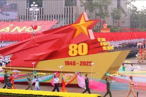 Xe mô hình biểu tượng 80 năm Ngày Cách mạng tháng Tám và Quốc khánh nước CHXHCN Việt Nam. Ảnh: Văn Điệp/TTXVN