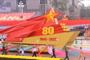 Xe mô hình biểu tượng 80 năm Ngày Cách mạng tháng Tám và Quốc khánh nước CHXHCN Việt Nam. Ảnh: Văn Điệp/TTXVN