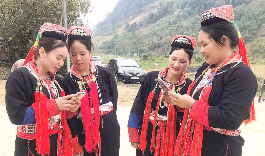 Khoảng cách thông tin được rút ngắn giúp người dân vươn lên thoát nghèo.