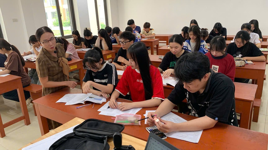 Các em học sinh khẩn trương ôn luyện. 1000038002.jpg