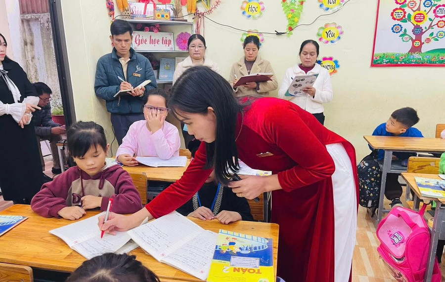 Tổ tư vấn chuyên môn cấp tỉnh dự giờ trực tuyến tại Trường Tiểu học Phan Thiết, phường Minh Xuân.