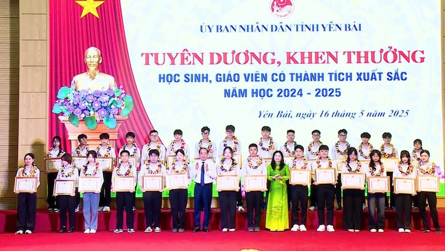 Một số hình ảnh tại buổi tuyên dương. 1000033131.jpg