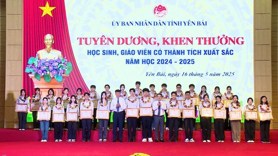 Các giáo viên, học sinh được tuyên dương, khen thưởng. 1000033134.jpg