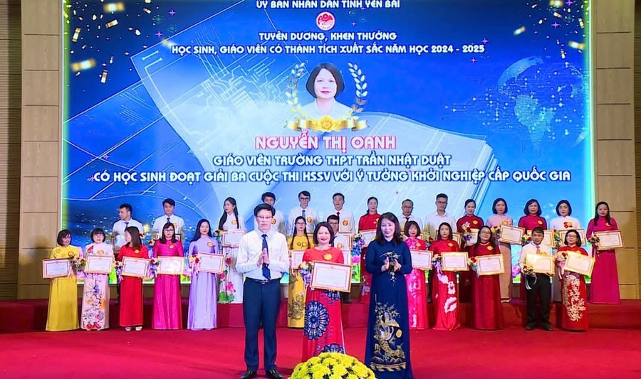 Giáo viên Nguyễn Thị Oanh có học sinh đạt giải Ba cuộc thi HSSV với ý tưởng khởi nghiệp cấp quốc gia. 1000033126.jpg