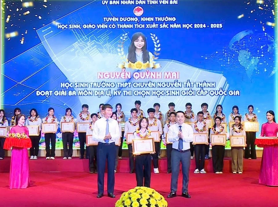 Em Nguyễn Quỳnh Mai học sinh Trường THPT Chuyên Nguyễn Tất Thành đạt giải Ba môn Địa lí cấp quốc gia.