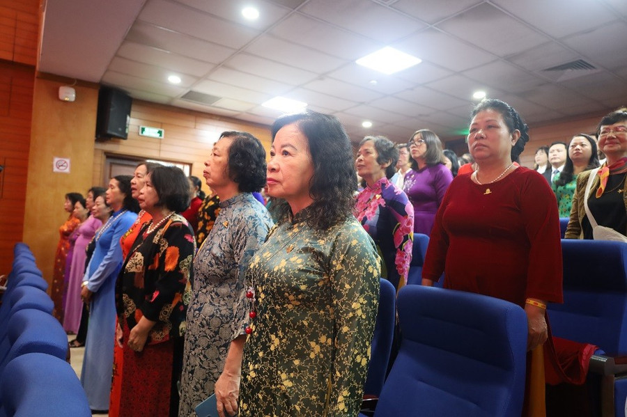 Các thế hệ cựu giáo chức, cựu sinh viên và các giảng viên, sinh viên của Khoa Ngữ văn Trường ĐHSP Hà Nội 2 dự buổi lễ. img-8977.jpg