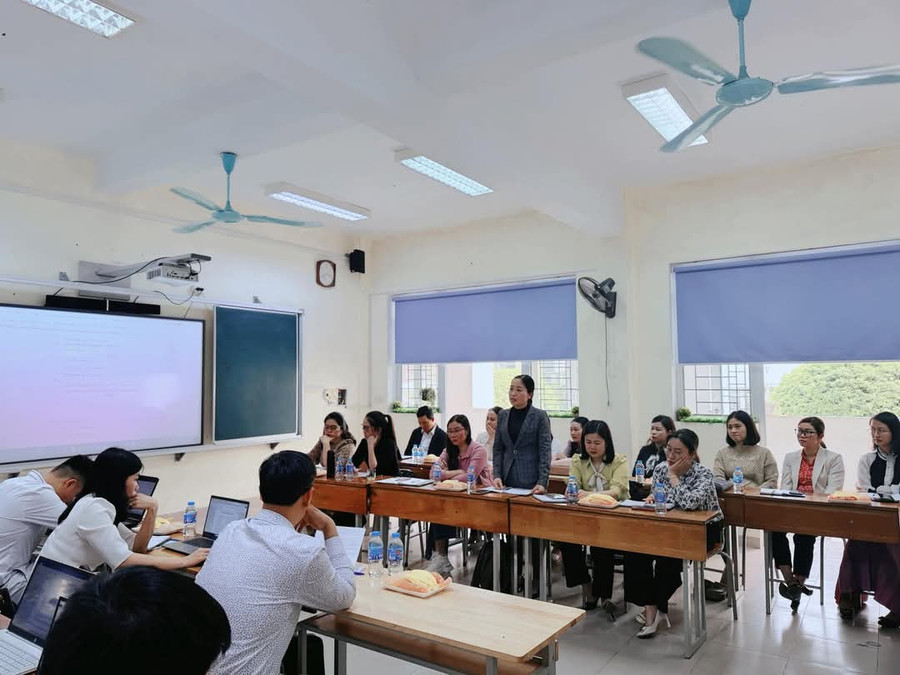 Các thầy cô giáo trao đổi chuyên môn tại các phòng hội thảo.