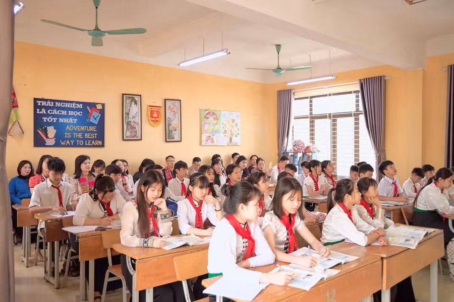 Các em học sinh vùng cao Yên Bái với lớp học hỗ trợ từ phía Sở GD&ĐT TP Hải Phòng.