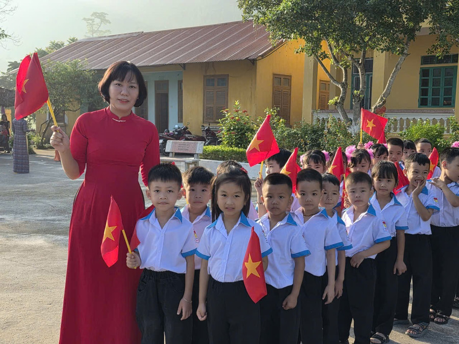 Giáo viên và học sinh Trường Tiểu học&THCS Phú Thịnh, xã Thái Bình. 1000041207.jpg