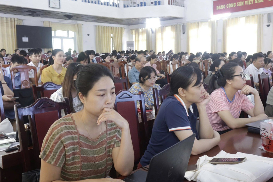 Giảng viên Trường Đại học Tân Trào tham dự hội nghị. 1000041211.jpg