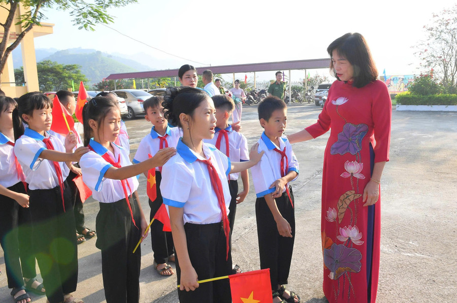 Bà Phạm Thị Minh Xuân, Phó Chủ tịch HĐND tỉnh Tuyên Quang động viên học sinh Trường Tiểu học&THCS Phú Thịnh, xã Thái Bình trong ngày khai giảng năm học mới. 1000041208.jpg