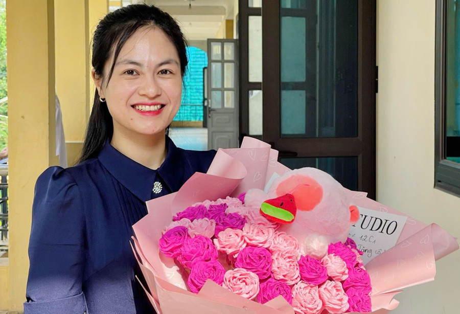 Cô giáo trẻ Nguyễn Ngọc Anh với đam mê và cống hiến với giáo dục. (Ảnh: Huy Hoàng)