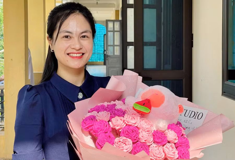 Cô giáo trẻ Nguyễn Ngọc Anh với đam mê và cống hiến với giáo dục. (Ảnh: Huy Hoàng)