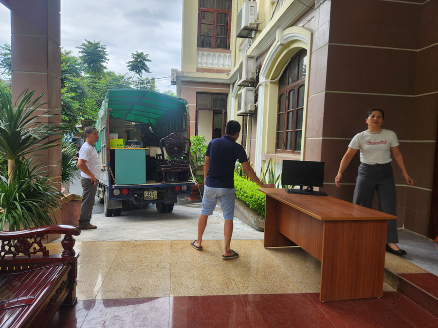 Cán bộ di chuyển xuống trung tâm hành chính mới sau hợp nhất tại Tuyên quang.