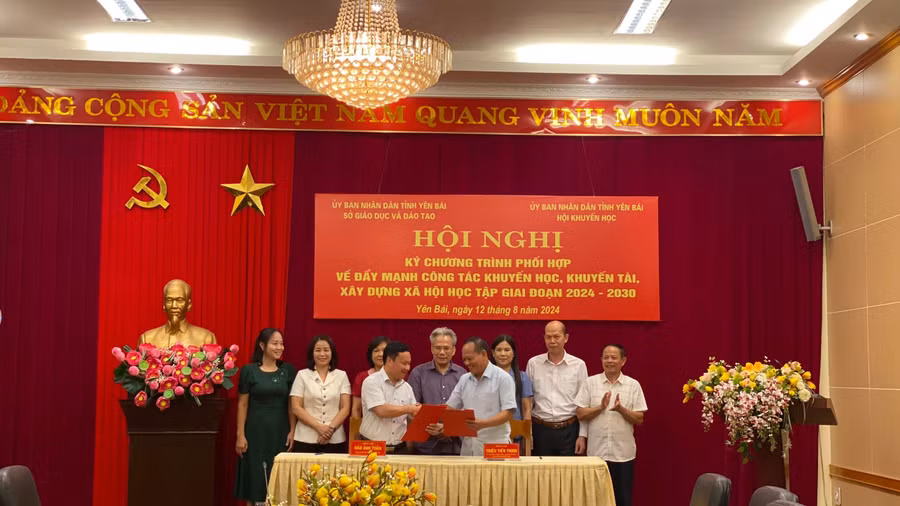 Lễ ký kết đẩy mạnh xây dựng xã hội học tập giữa Sở GD&ĐT và Hội Khuyến học.