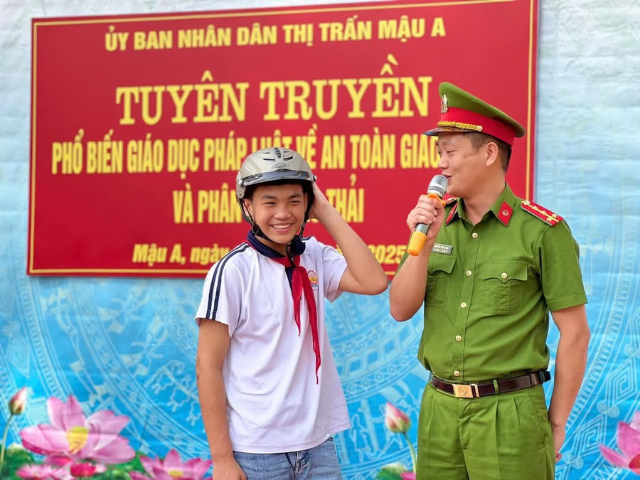 Học sinh trường THCS Mậu A (Văn Yên) trong buổi tuyên truyền ATGT tại trường học.