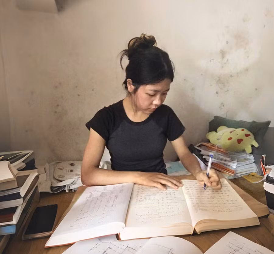 Nguyễn Thị Quỳnh Liên trong không gian học tập của mình.