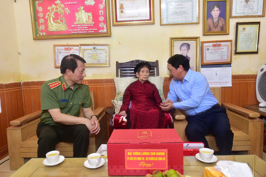 Bộ trưởng Lương Tam Quang và Bí thư Tỉnh ủy Tuyên Quang Hầu A Lềnh trò chuyện với Mẹ Việt Nam Anh hùng Nguyễn Thị Nhớn.