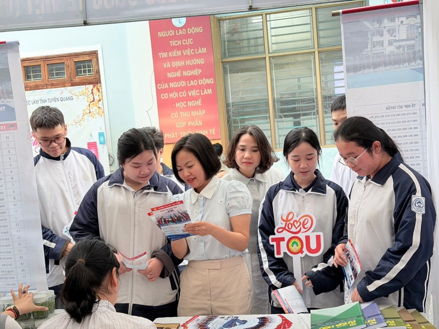 Học sinh, sinh viên Tuyên Quang được hỗ trợ, tư vấn.