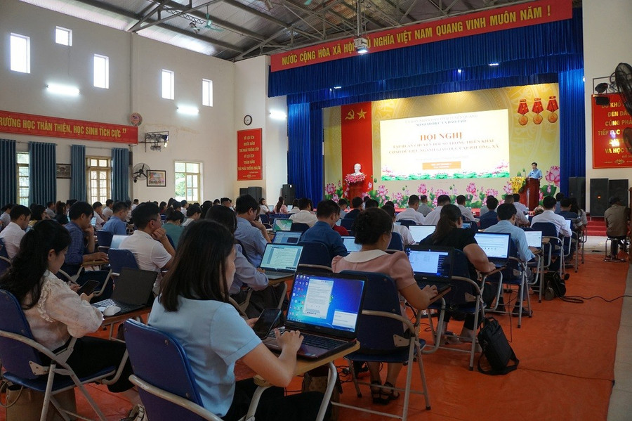 Cán bộ xã, phường và giáo viên cốt cán tham dự buổi tập huấn nâng cao công tác quản lý giáo dục. 1.jpg