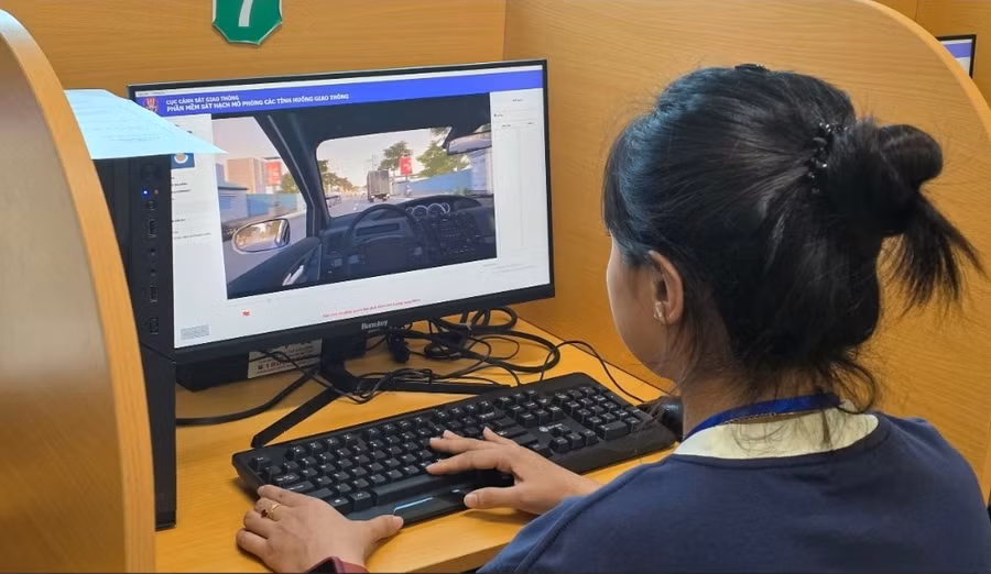 Thí sinh thi bằng lái xe do Công an tỉnh Yên Bái tổ chức lần đầu tiên.