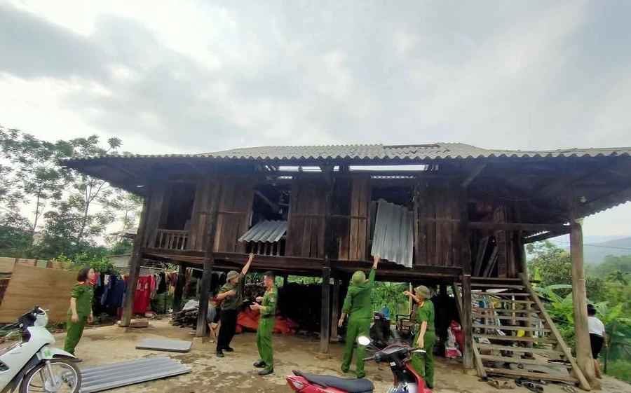 Lực lượng công an hỗ trợ các hộ dân có nhà bị ảnh hưởng mưa lớn gây thiệt hại.