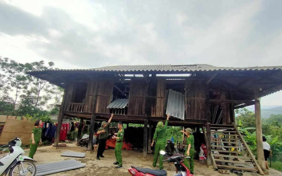 Lực lượng công an hỗ trợ các hộ dân có nhà bị ảnh hưởng mưa lớn gây thiệt hại.