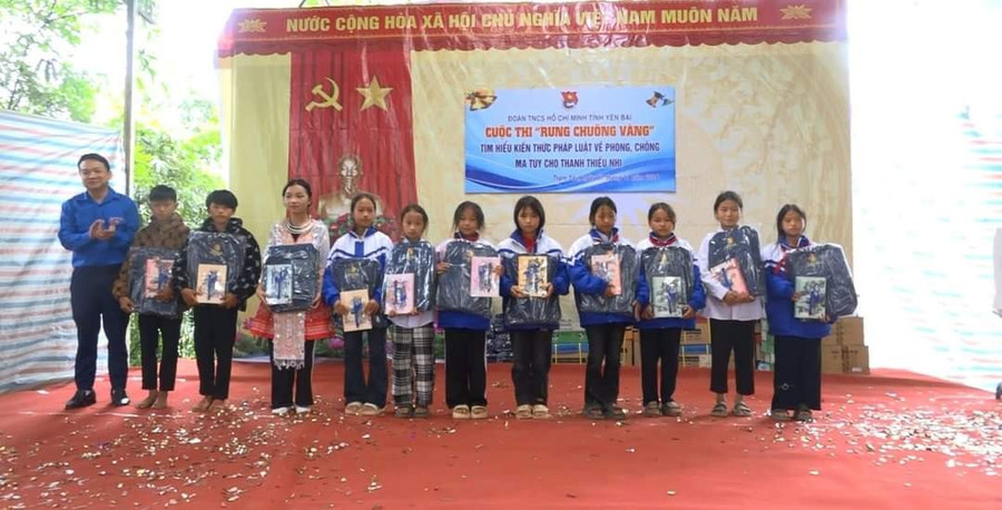 Các em học sinh nhận phần thưởng trong cuộc thi "Rung chuông vàng" được tổ chức tại huyện Trạm Tấu. (Ảnh: Quốc Hưng)