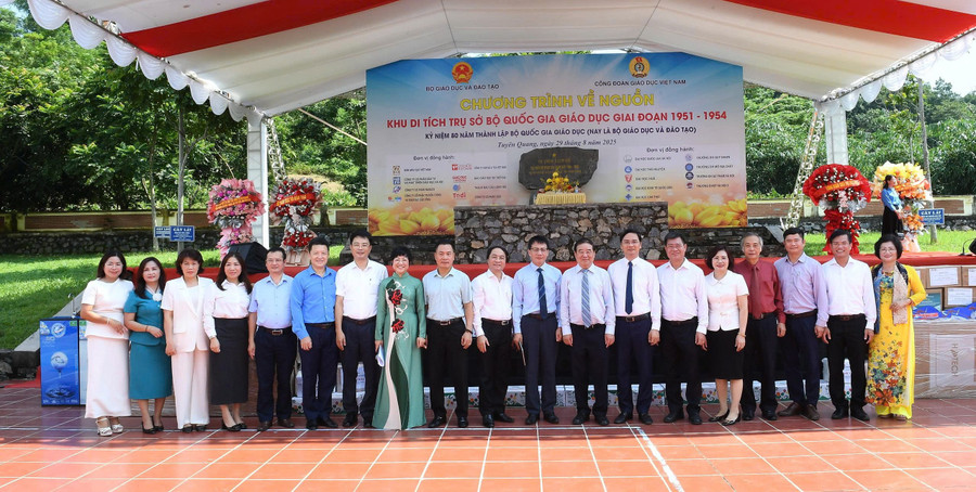 Các đại biểu chụp hình lưu niệm. 9vn.jpg
