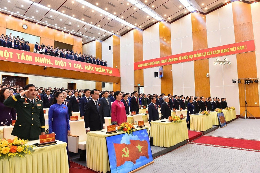 Các đại biểu làm lễ chào cờ. 3.jpg