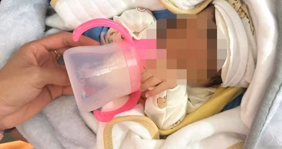 Bé gái khoảng 1 tuần tuổi bị bỏ rơi giữa đêm đông lạnh. (Ảnh: NDCC)