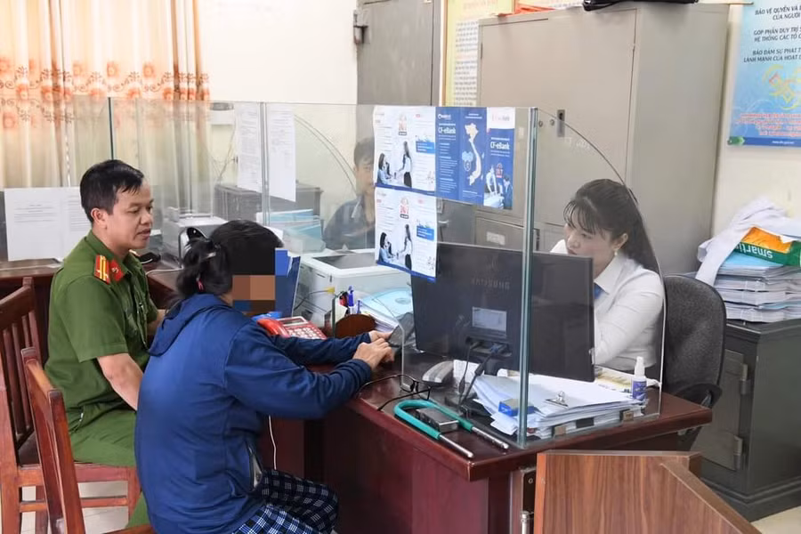 Vì lo sợ, người phụ nữ suýt rút hết 580 triệu đồng chuyển cho người lạ.