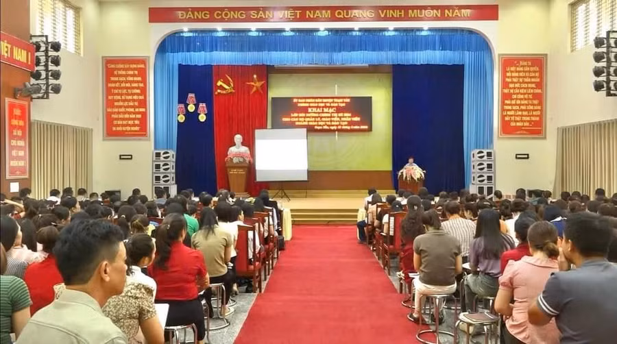 Bồi dưỡng chính trị cho cán bộ, giáo viên tại huyện Trạm Tấu, tỉnh Yên Bái.