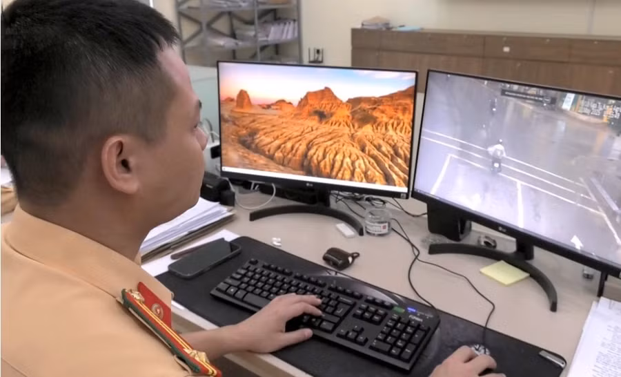 Lực lượng CSGT Yên Bái làm nhiệm vụ qua camera giám sát.