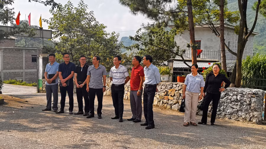 Đoàn kiểm tra đi thực tế các trường học.