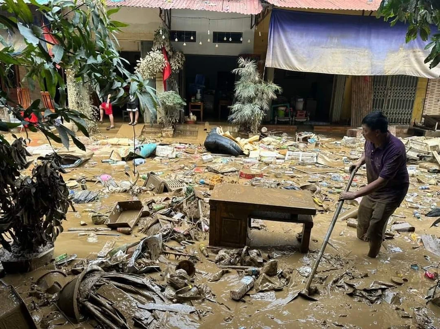 Sau khi nước rút, Yên Bái trở nên hoang tàn.