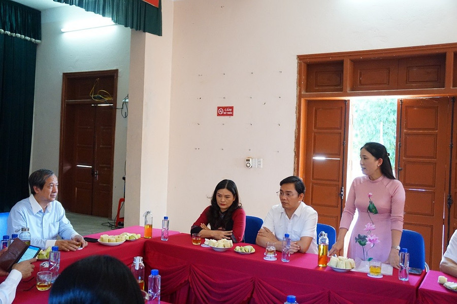 Lãnh đạo Sở GD&ĐT Tuyên Quang báo cáo với Bộ trưởng. dsc06343.jpg