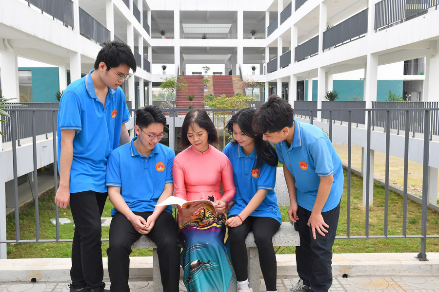 Cô giáo Nguyễn Tuyết Hạnh bên học trò mỗi giờ giải lao. (Ảnh: Huy Hoàng)
