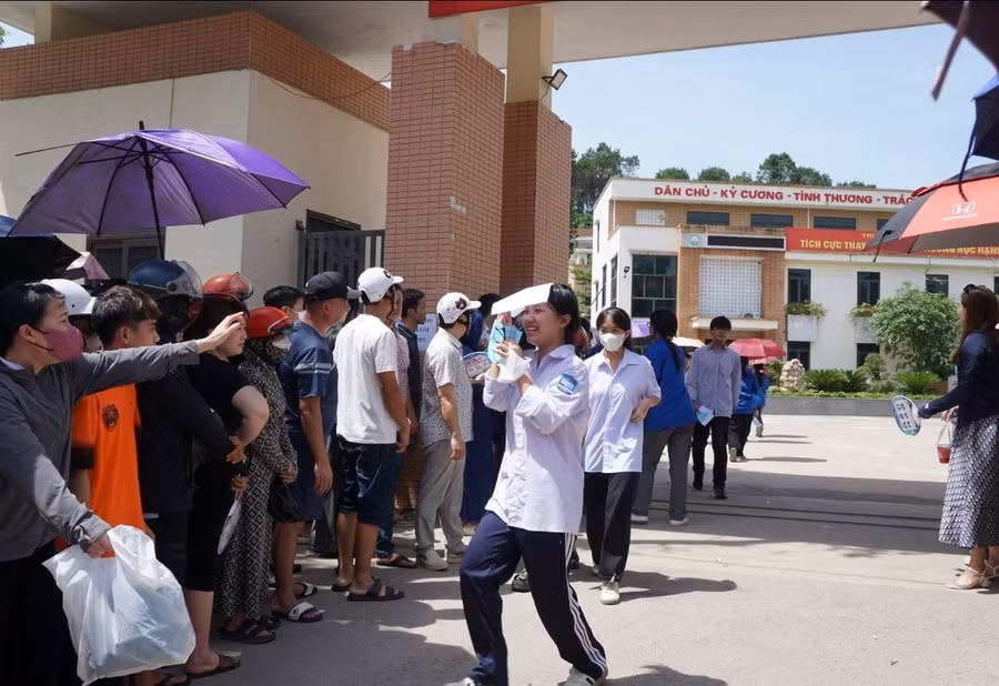 Thí sinh Yên Bái phấn khởi khi kết thúc môn thi Ngữ văn.