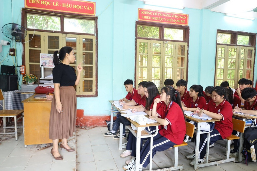 Cô Phương luôn nỗ lực đổi mới để có những bài giảng hay, truyền lửa đam mê cho học trò. img-9065.jpg