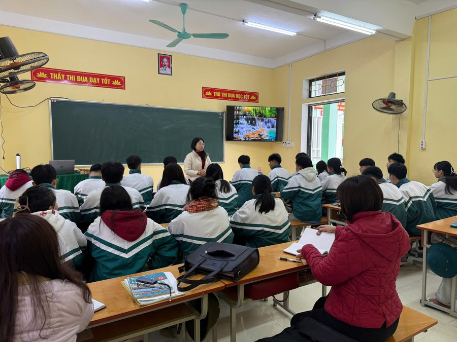 Giờ dạy môn Lịch Sử của cô Lê Thị Phương (Trường THPT Hàm Yên) tại Trường THPT Mèo Vạc. (Ảnh: NTCC)