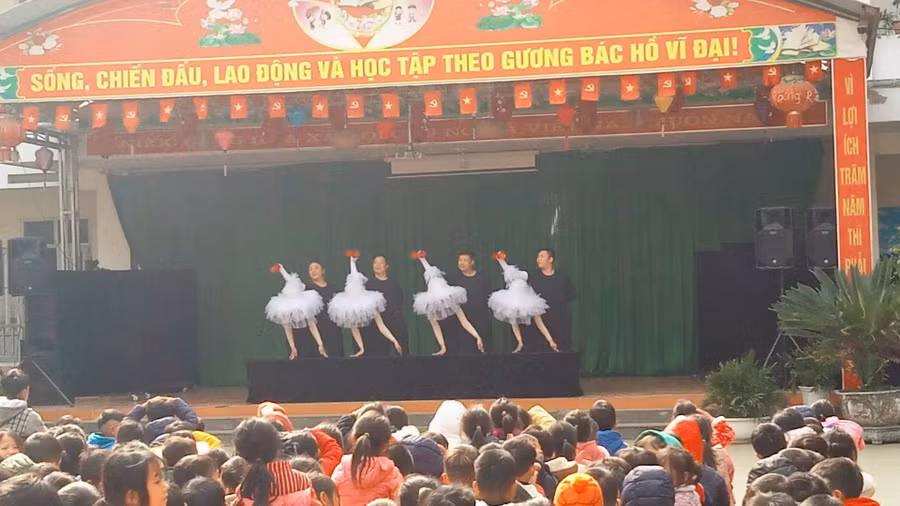 Các nghệ sĩ biểu diễn múa rối cho các em học sinh.