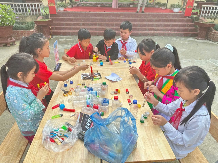 Các em học sinh với nhiều hoạt động nâng cao kỹ năng. (Ảnh: Mai Thức)