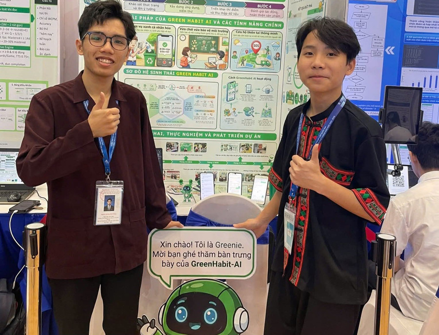 Trần Minh Phương và Đặng Đình Phong (Trường Phổ thông Dân tộc nội trú ATK Sơn Dương).