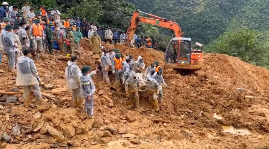 Lực lượng chức năng tìm thấy thi thể nạn nhân đầu tiên. (Ảnh: CATQ)