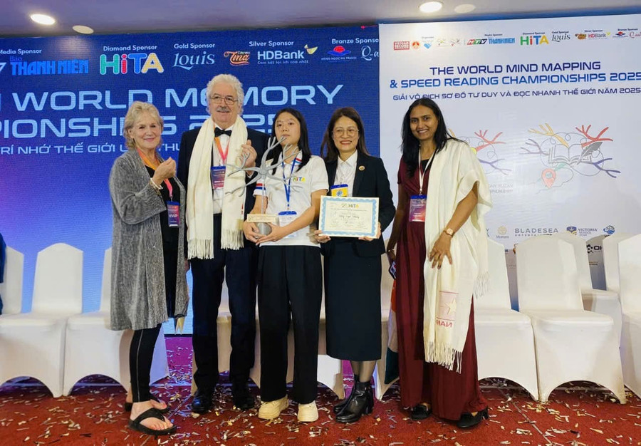 Em Vương Ngọc Nhung (giữa) đạt giải Bạc Sơ đồ tư duy thế giới 2025.