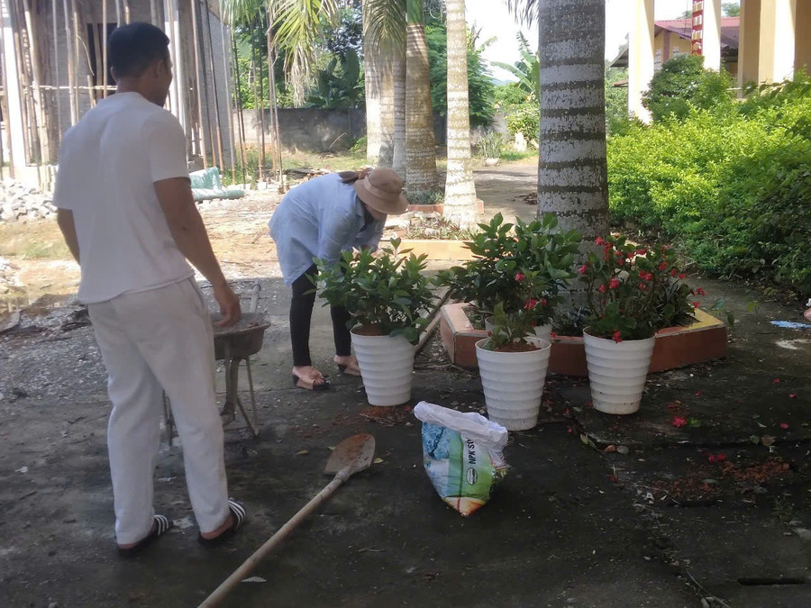 Thầy cô Trường THCS Thái Hòa chuẩn bị cơ sở vật chất cho lễ khai giảng năm học mới. 1000041045.jpg